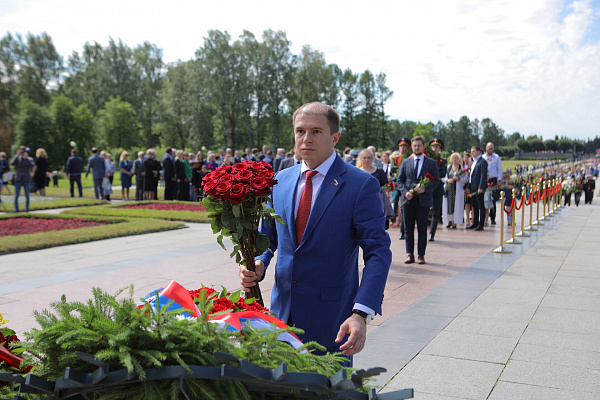 Михаил Романов возложил венок к подножию мемориала на Пискаревском кладбище